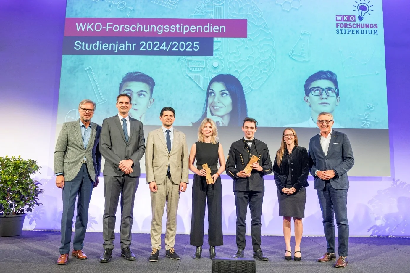 v.l.n.r.: WKO Direktor Dr. Karl-Heinz Dernoscheg, Präsidenten der WKO Steiermark, Studiendekan der MUL Univ.-Prof. Dr. Thomas Antretter, Univ.-Prof. Dr. Ronald Schnitzer, Hannah Teuschl, David Siebenhofer, Dr. Julia Vopava-Wrienz und Ing. Josef Herk (im Foto rechts). Foto: © WKO Steiermark