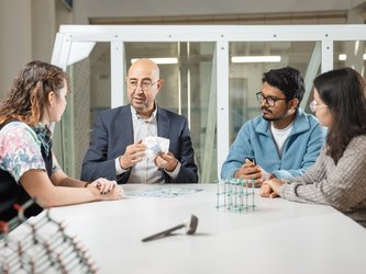 Vier Mitarbeiter der Montanuniversität diskutieren an einem Tisch.
