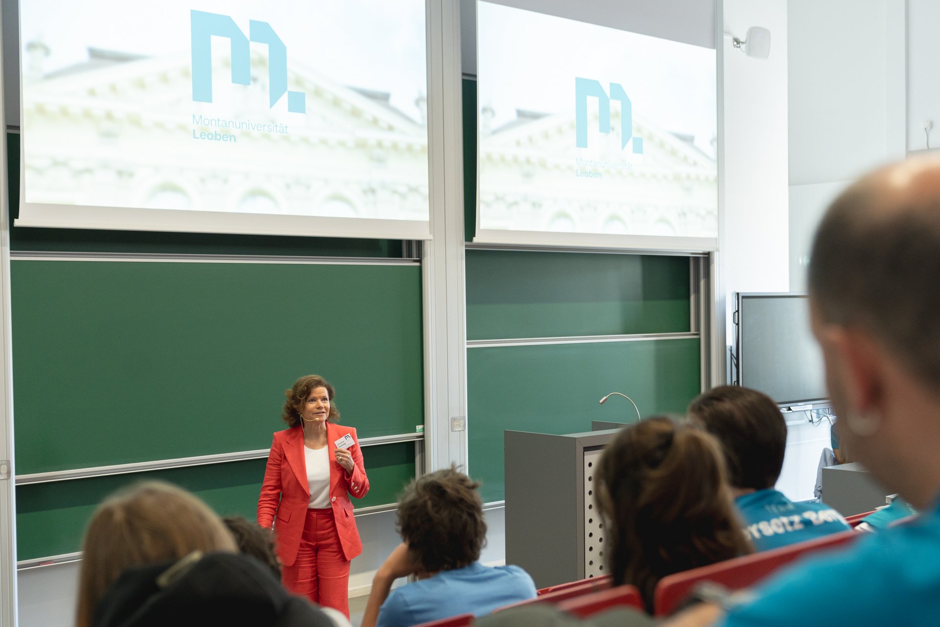 Info-Tag an der Montanuniversität Leoben. Foto: © MUL/Stefanie Luschin Die Besucher*innen des Info-Tags werden von der Vizerektorin Christina Holweg begrüßt.