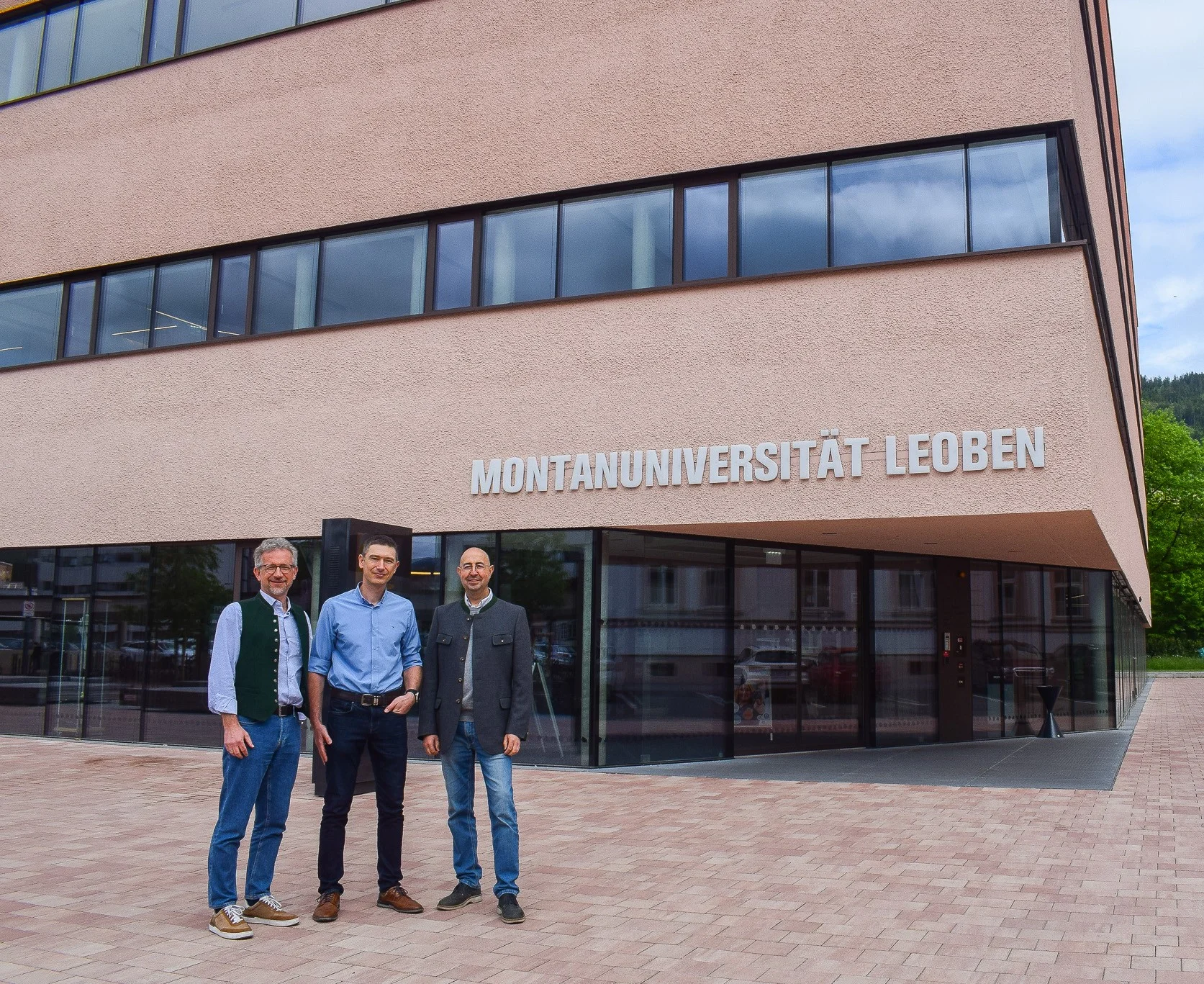 Univ.-Prof. Dr. Gerald Pinter, vom Lehrstuhl für Werkstoffkunde und Prüfung der Kunststoffe (links), Univ.-Prof. Dr. Raul Bermejo, vom Lehrstuhl für Struktur- und Funktionskeramik (rechts) und Dr. Oldřich Ševeček von der Technischen Universität Brünn (mitte). © MUL