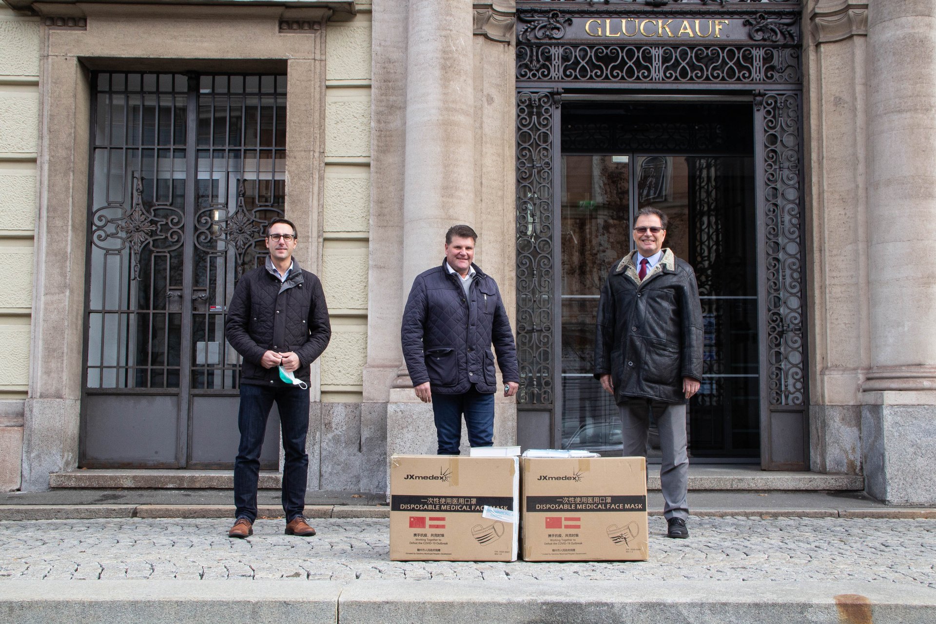 Gruppenfoto von der Übergabe der Schutzmasken an die Montanuniversität vor dem Hauptgebäude, von links Vizebürgermeister Alfred Maier und Bürgermeister Erich Ofner aus Kraubath mit Rektor Wilfried Eichlseder