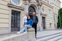 Vor dem Hauptgebäude der Montanuniversität Leoben stehen die Forscher Martin Pischler, Xiangyun Shi und David Misch.