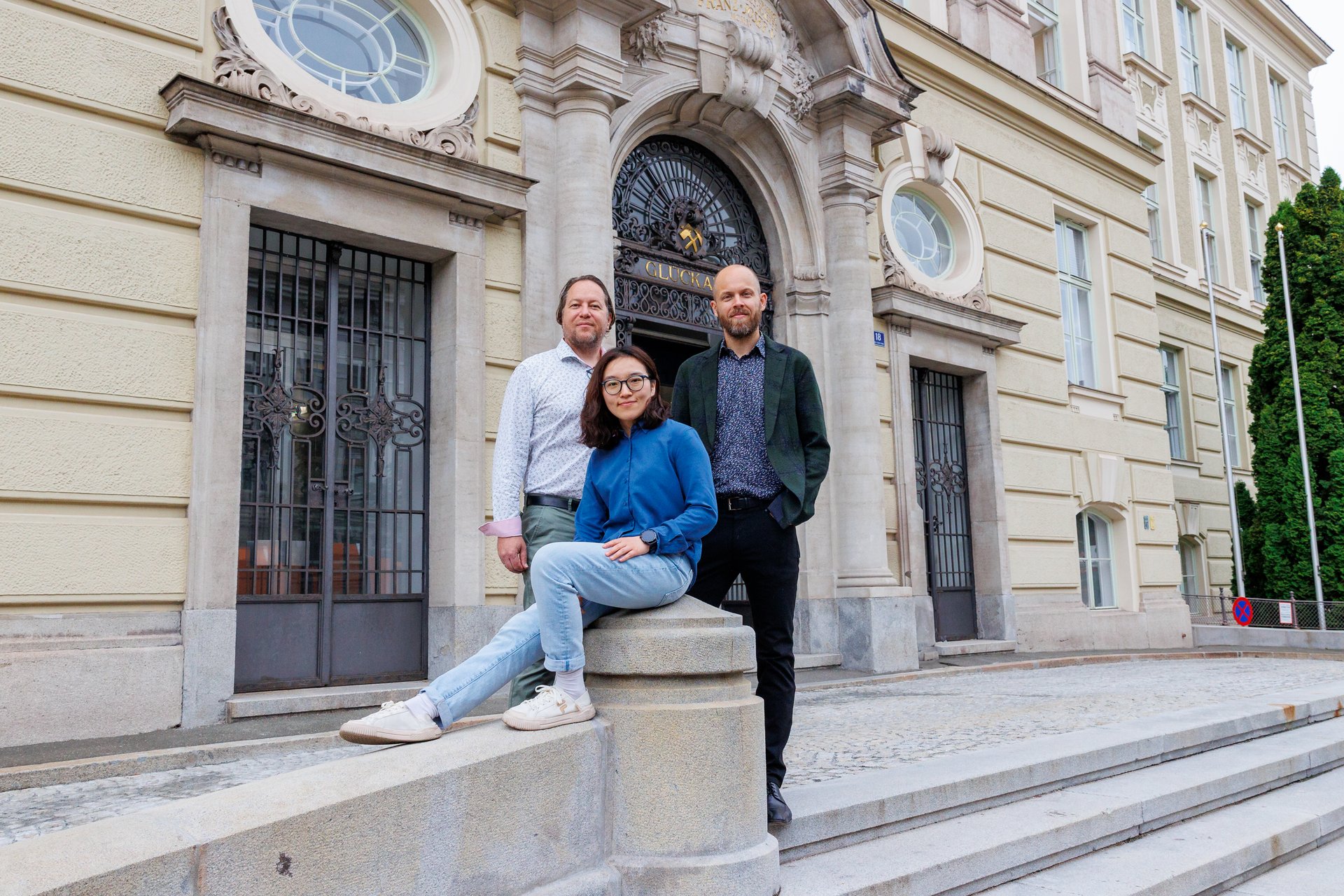 Vor dem Hauptgebäude der Montanuniversität Leoben stehen die Forscher Martin Pischler, Xiangyun Shi und David Misch.