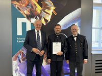  Rektor Peter Moser, assoziierter Professor Renato Šarc mit Ernennungsurkunde und Univ.-Prof. Roland Pomberger bei der offiziellen Unterzeichnung an der Montanuniversität Leoben.