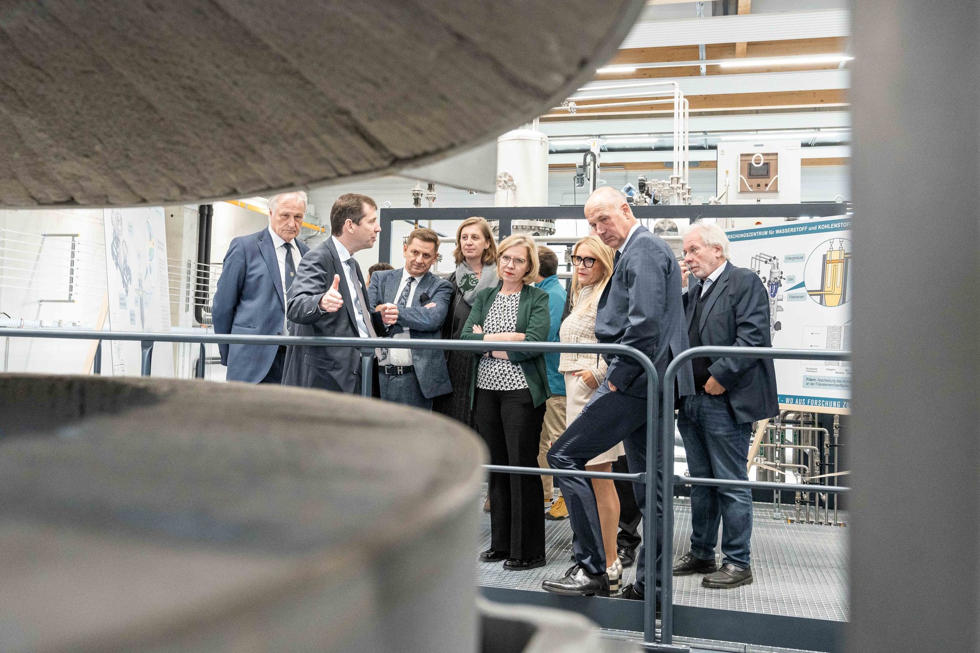 Im Anschluss an die offizielle Eröffnung hatten die Gäste die einmalige Gelegenheit, das neue Forschungszentrum für Wasserstoff und Kohlenstoff zu besichtigen und bei geführten Rundgängen einen Einblick in die hochmoderne Einrichtung zu erhalten. Foto: MUL/Tauderer 