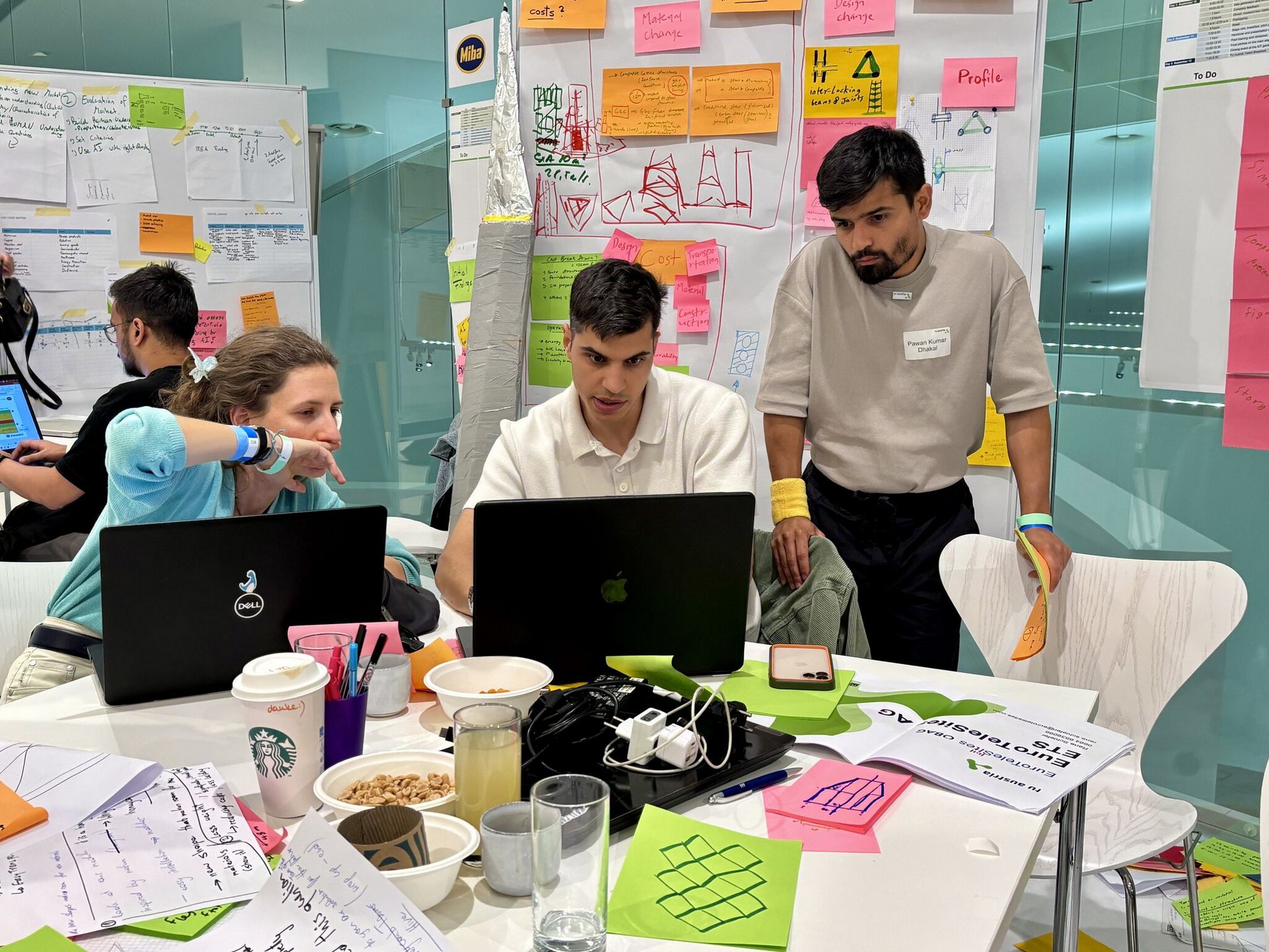 Gruppe von Teilnehmer_innen im Gespräch