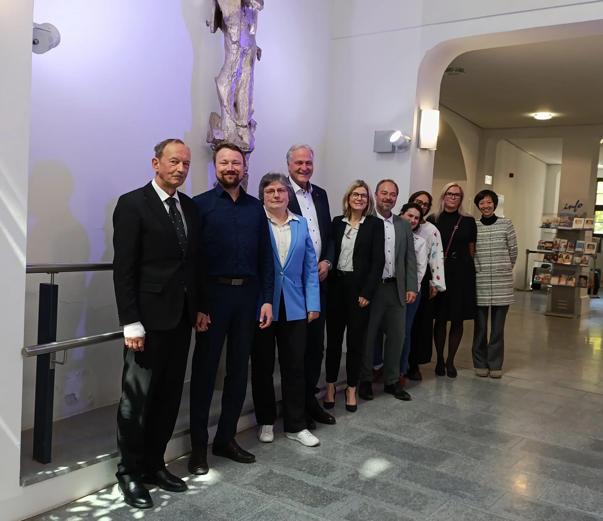 from left to right: Carsten Drebenstedt, Henning Zeidler, Vicerector academic affairs Swanhild Bernstein, Rector Peter Moser, Rector Jutta Emes, Volkmar Kircher, Denise Chousi, Maria Machevariani, Julia Sishchuk, Jiangxue Liu. Photo: © TUBAF