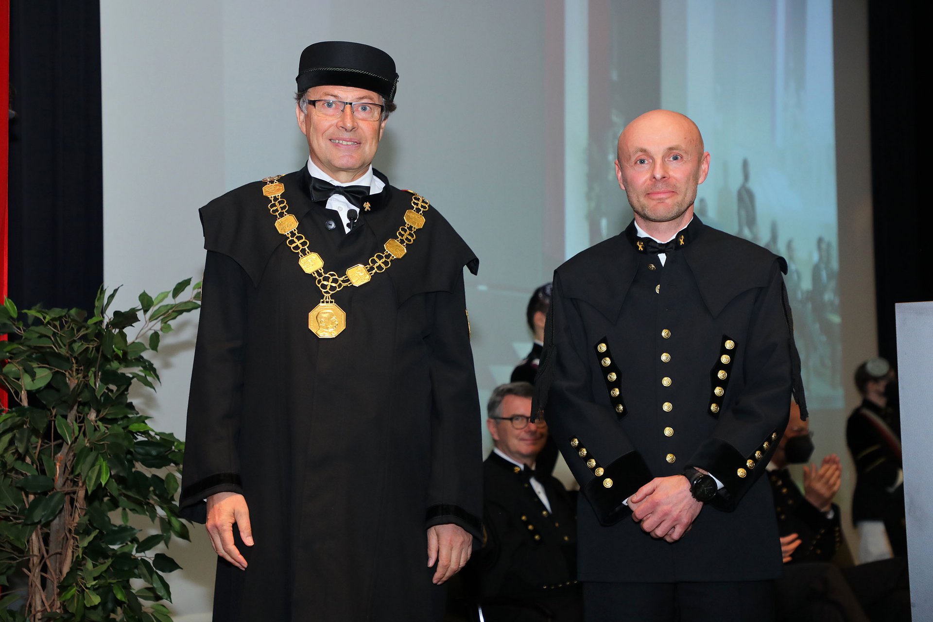Der Neue Professor für