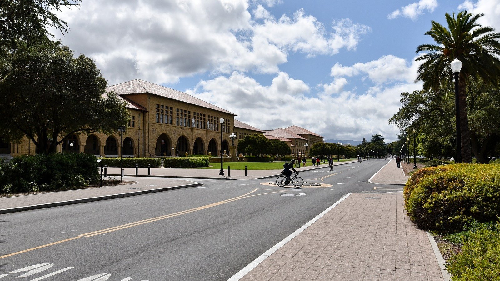 Der Traum vieler Studierender - ein oder zwei Semester im Ausland studieren stanford-university-1712774_1920