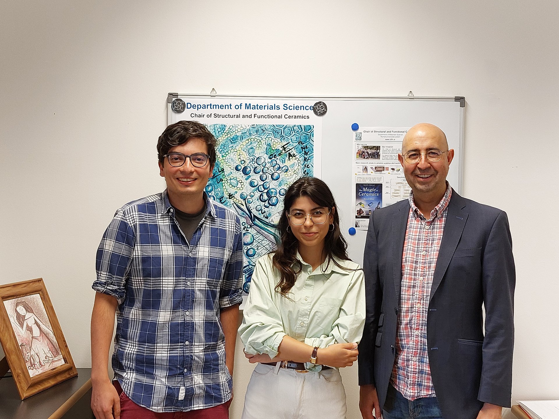 Studentin Salsabile Jlassi (Mitte) mit dem Betreuungsteam des Lehrstuhls für Struktur- und Funktionskeramik Dr. Josef Schlacher (links) und Univ.-Prof. Dr. Raul Bermejo (rechts). ©MUL/ISFK