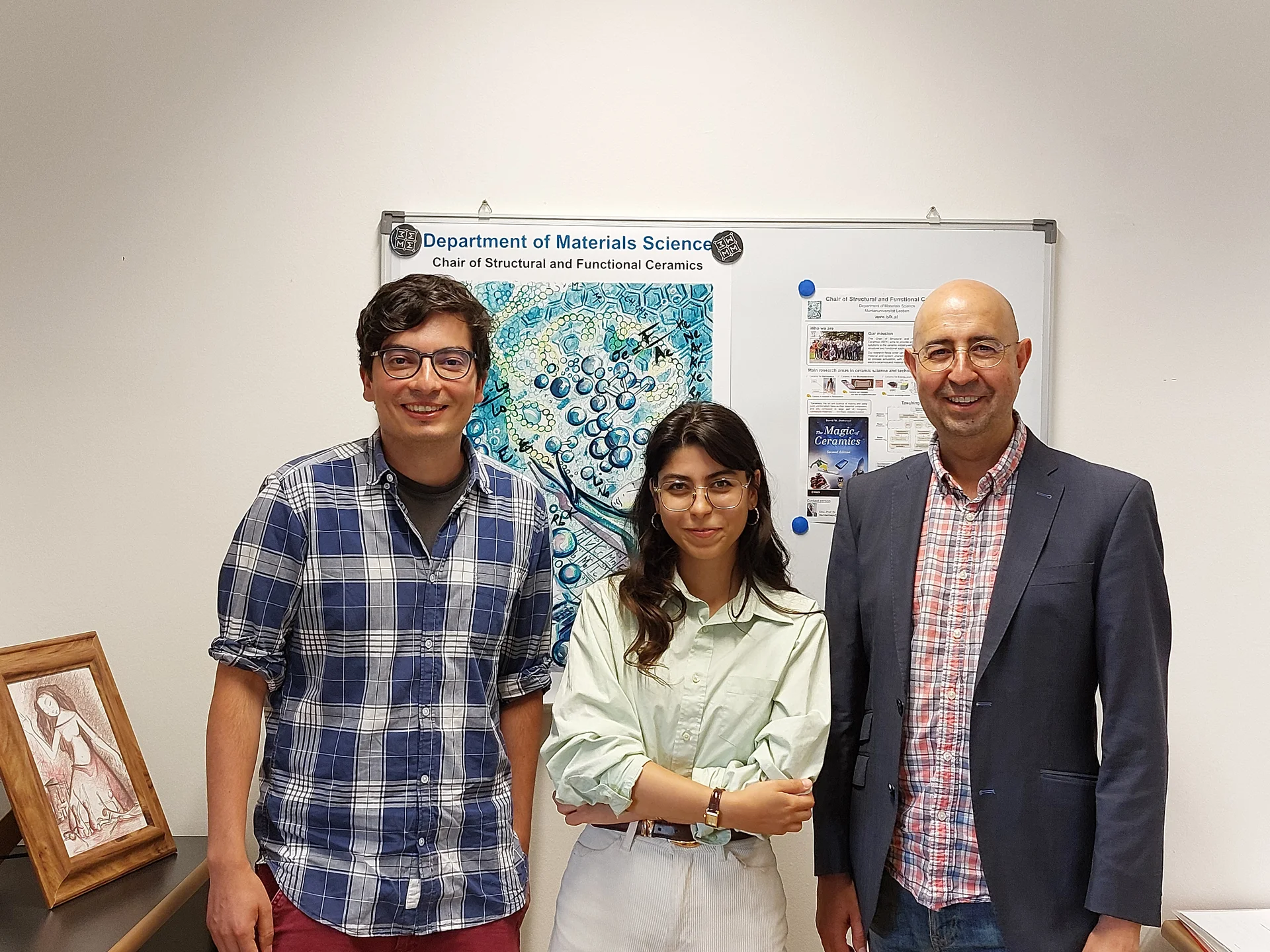 Studentin Salsabile Jlassi (Mitte) mit dem Betreuungsteam des Lehrstuhls für Struktur- und Funktionskeramik Dr. Josef Schlacher (links) und Univ.-Prof. Dr. Raul Bermejo (rechts). ©MUL/ISFK