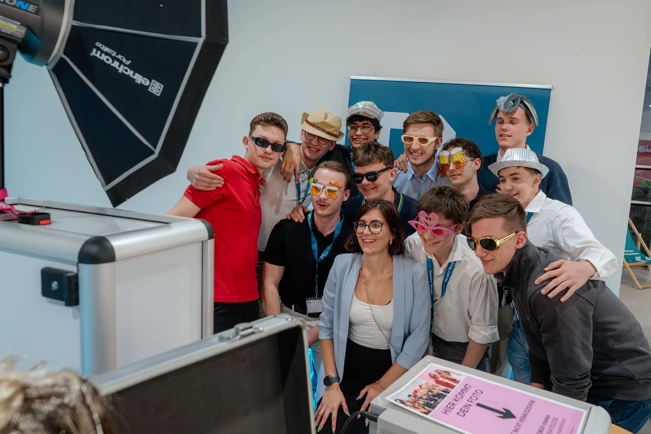 Schüler vor Fotobox auf der Montanuniversität, TU Leoben.