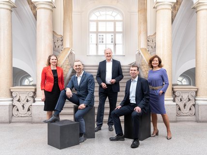 from left to right: Vizerektorin Dr. Manuela Raith, MBA, Vizerektor Univ.-Prof. Dipl.-Ing. Dr.techn. Thomas Prohaska, Rektor Univ.-Prof. Dipl.-Ing. Dr.mont. Dr.-Ing.E.h. Dr.h.c. Peter Moser, Vizerektor Univ.-Prof. Dipl.-Ing. Dr.mont. Helmut Antrekowitsch, Vizerektorin Assoz.Prof. Mag. et Dr.rer.soc.oec. Christina Holweg. Foto: © TU/Tauderer 05_Rektorat