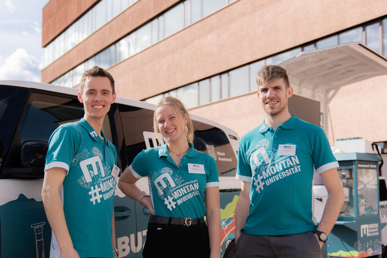 Studierende und Mitarbeiter*innen der Montanuniversität Leoben vor dem Studienzentrum.