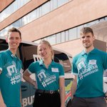 Studierende und Mitarbeiter*innen der Montanuniversität Leoben vor dem Studienzentrum.