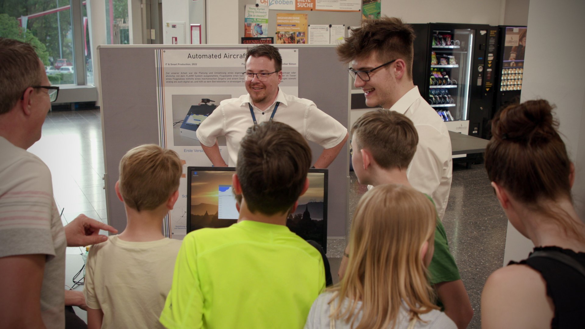 Visitors of the "Lange Nacht der Forschung" 2022 at one of the various stations.