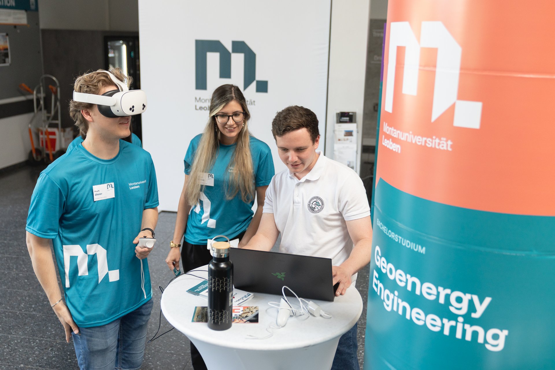 Info-Tag an der Montanuniversität Leoben. Foto: © MUL/Stefanie Luschin Die Besucher*innen des Info-Tags erkundigen sich über die Studienrichtung Geoenergy Engineering.