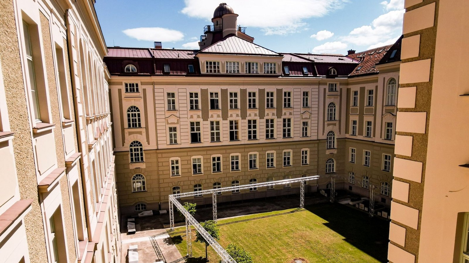 Der Innenhof der Montanuniversität Leoben kann im Frühjahr und im Sommer wunderbar fürs Lernen (und auch Feiern ;-) genützt werden. Innenhof