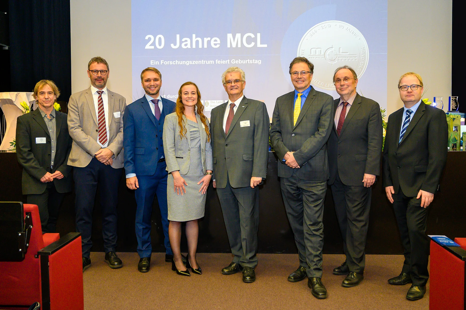 20 Jahre MCL Gruppenfoto von den Jubiläums-Feierlichkeiten vor der Bühne des Erzherzog-Johann-Auditoriums