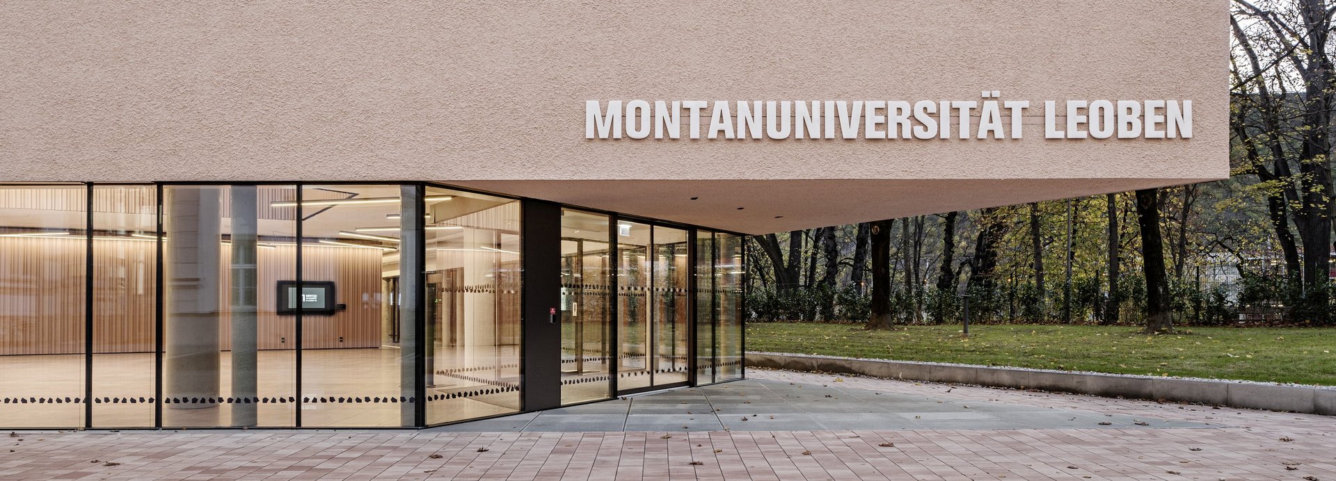 Eingang des Studienzentrums der Serviceabteilungen der Montanuniversität Leoben.