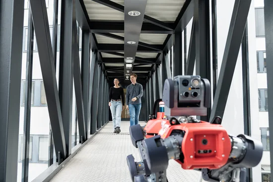 Studenten mit einem Roboterhund.