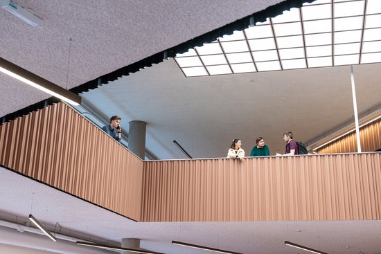 Studenten im Studienzentrum.