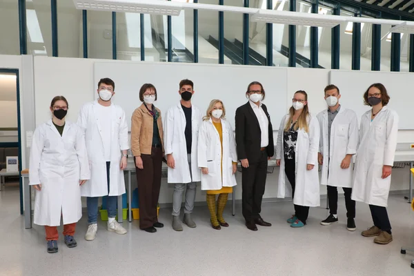 Gruppenfoto des Laborteams mit Minister Polaschek