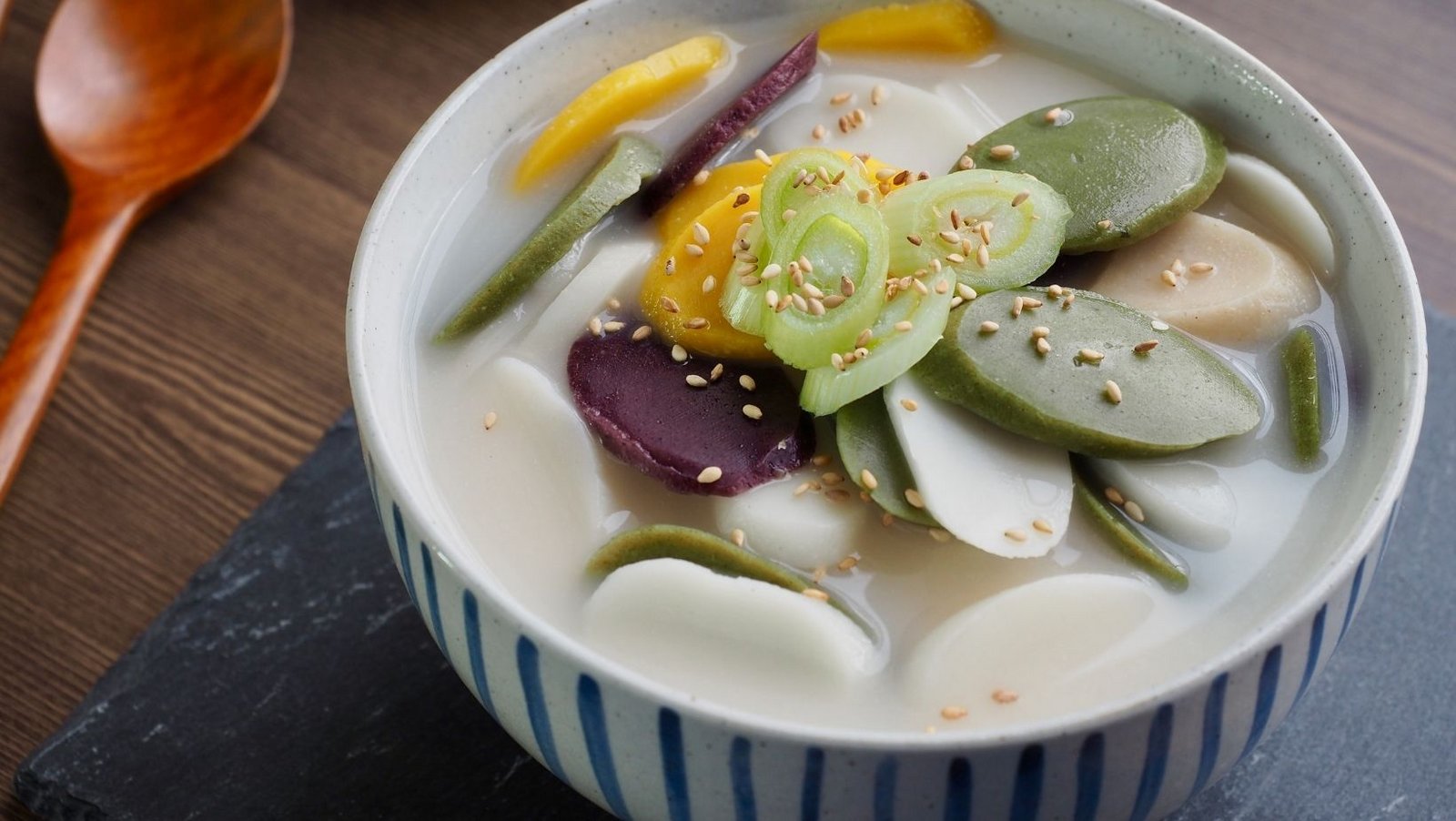 The traditional Korean soup for Seollal is Tteokguk. 20