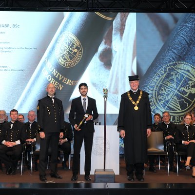 In the Front from left to right: Univ.-Prof. Dr. Raul Bermejo, Dipl.-Ing. Dr.mont. Abdullah Jabr and Rector Peter Moser. Photo: © Armin Russold.  