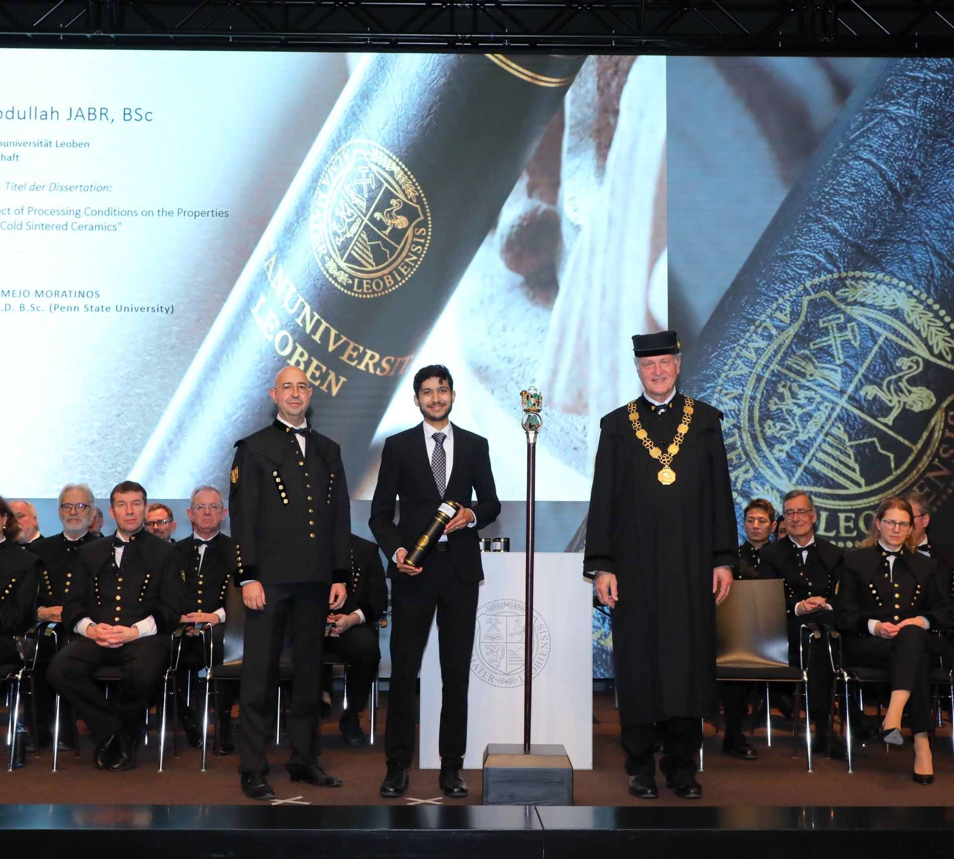 vorne v.l.n.r.: Univ.-Prof. Dr. Raul Bermejo, Dipl.-Ing. Dr.mont. Abdullah Jabr und Rektor Peter Moser. Foto: © Armin Russold. 