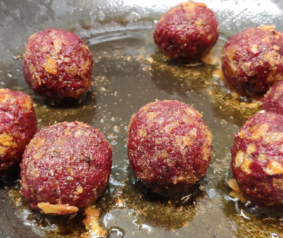Die Bällchen braten, bis sie knusprig sind. Baellchen_in_Pfanne