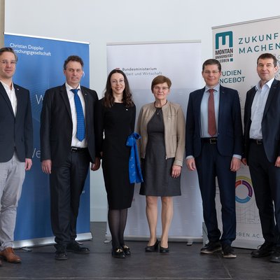 v.l.n.r.: Mag. Jörg Schnecker, PhD (Christian Doppler Forschungsgesellschaft), Univ.-Prof. Dipl.-Ing. Dr. Klaus Reichmann (Christian Doppler Forschungsgesellschaft), Dipl.-Ing. Dr.mont. Irmgard Weißensteiner (Lehrstuhl für Nichteisenmetallurgie), Vi­ze­bür­ger­meis­te­rin Bir­git Sand­ler (Stadt Leoben), Dr.mont. Werner Fragner (Leiter Unternehmenstechnologie AMAG Rolling GmbH), Vizerektor für Forschung und Nachhaltigkeit Univ.-Prof. Dipl.-Ing. Dr.mont. Helmut Antrekowitsch. Foto: © MUL/Stöbbauer  