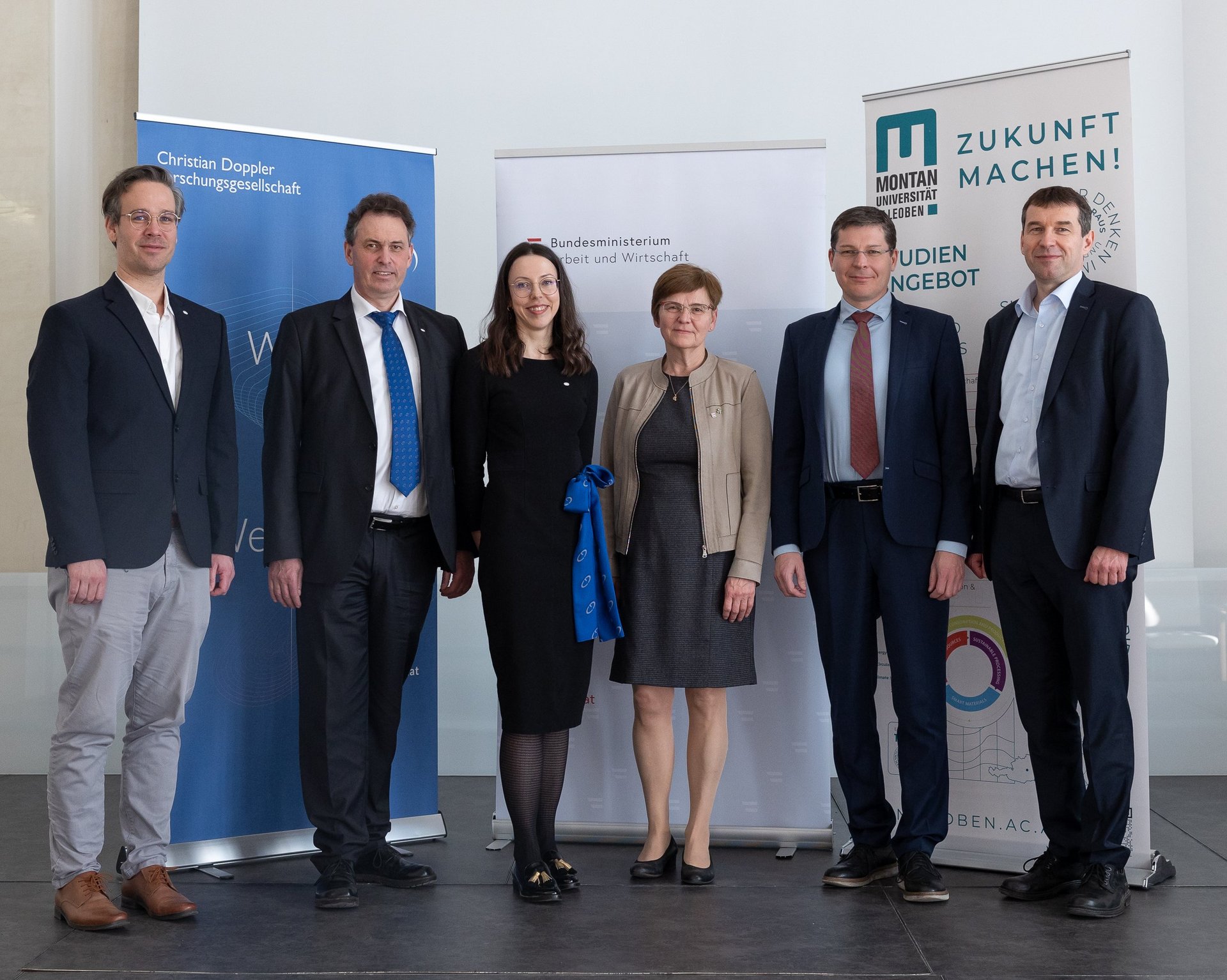 v.l.n.r.: Mag. Jörg Schnecker, PhD (Christian Doppler Forschungsgesellschaft), Univ.-Prof. Dipl.-Ing. Dr. Klaus Reichmann (Christian Doppler Forschungsgesellschaft), Dipl.-Ing. Dr.mont. Irmgard Weißensteiner (Lehrstuhl für Nichteisenmetallurgie), Vi­ze­bür­ger­meis­te­rin Bir­git Sand­ler (Stadt Leoben), Dr.mont. Werner Fragner (Leiter Unternehmenstechnologie AMAG Rolling GmbH), Vizerektor für Forschung und Nachhaltigkeit Univ.-Prof. Dipl.-Ing. Dr.mont. Helmut Antrekowitsch. Foto: © MUL/Stöbbauer  