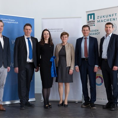 v.l.n.r.: Mag. Jörg Schnecker, PhD (Christian Doppler Forschungsgesellschaft), Univ.-Prof. Dipl.-Ing. Dr. Klaus Reichmann (Christian Doppler Forschungsgesellschaft), Dipl.-Ing. Dr.mont. Irmgard Weißensteiner (Lehrstuhl für Nichteisenmetallurgie), Vi­ze­bür­ger­meis­te­rin Bir­git Sand­ler (Stadt Leoben), Dr.mont. Werner Fragner (Leiter Unternehmenstechnologie AMAG Rolling GmbH), Vizerektor für Forschung und Nachhaltigkeit Univ.-Prof. Dipl.-Ing. Dr.mont. Helmut Antrekowitsch. Foto: © MUL/Stöbbauer 