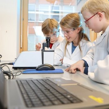 Im Lehr-Lern-Labor entdecken Kinder durch Experimentier-Workshops die spannende Welt der Wissenschaft. Foto: © MUL lehr-lern-labor-kinder-montanuni