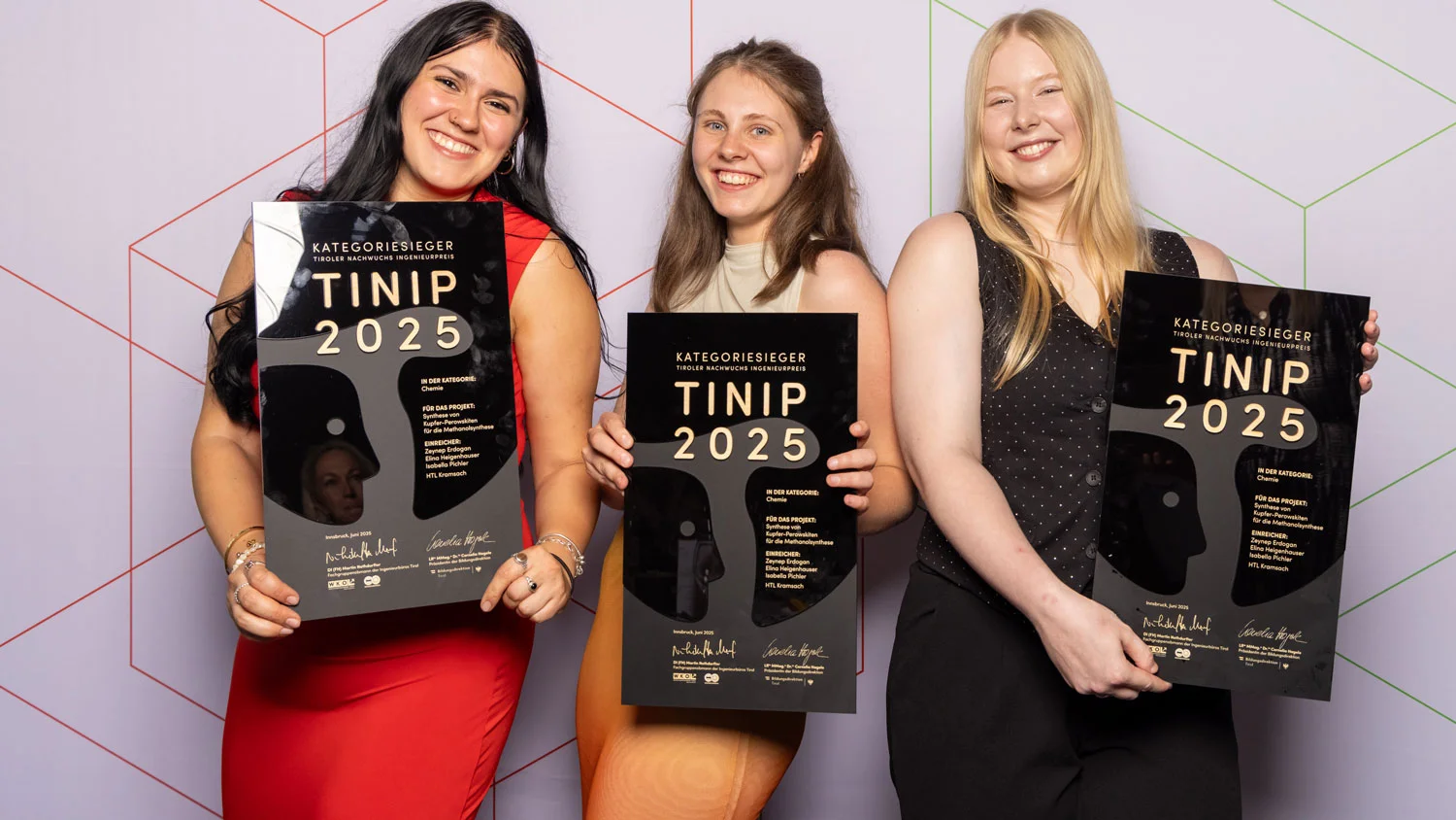 Die TINIP-Preisträger*innen in der Kategorie „Chemie“: v.l.n.r.: Zeynep Erdogan, Isabella Pichler und Elina Heigenhauser von der HTL Kramsach. Foto: © WK Tirol/ Markus Krapf TINIP 2025
