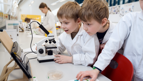 © MUL/Schnehen Kinder forschen im Labor der Montanuni bei der Langen Nacht der Forschung.