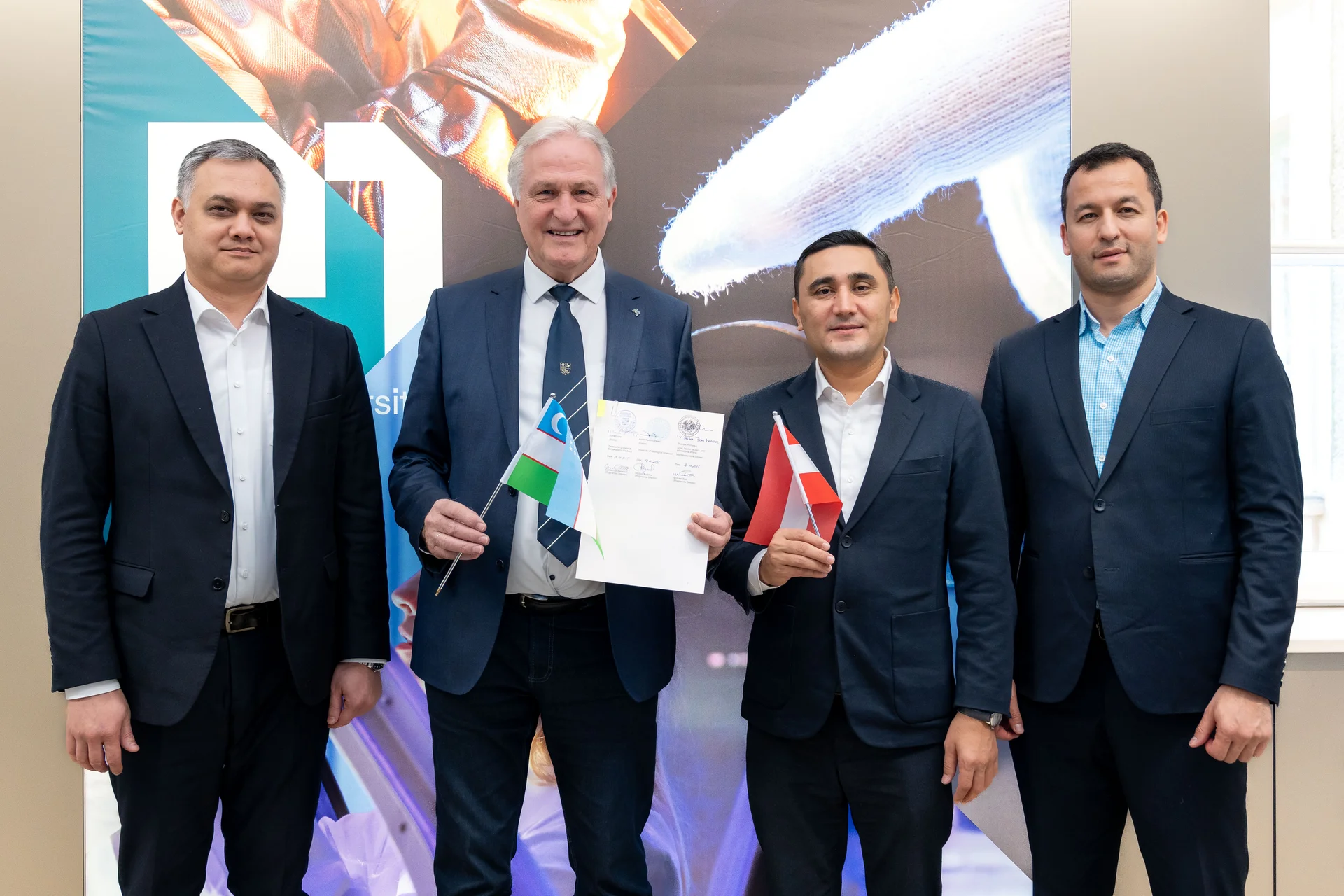 v.l.n.r.: Dilmurod Khudayberganov, Head of Department for International Cooperation der University of Geological Sciences (UGS); Rektor Peter Moser, Dr. Azam Kadirkhodjaev, Rektor der UGS und Qodirov Obidjon Shavkatovich, Vizerektor der UGS (University of Geological Sciences). Foto: © MUL/Tauderer
