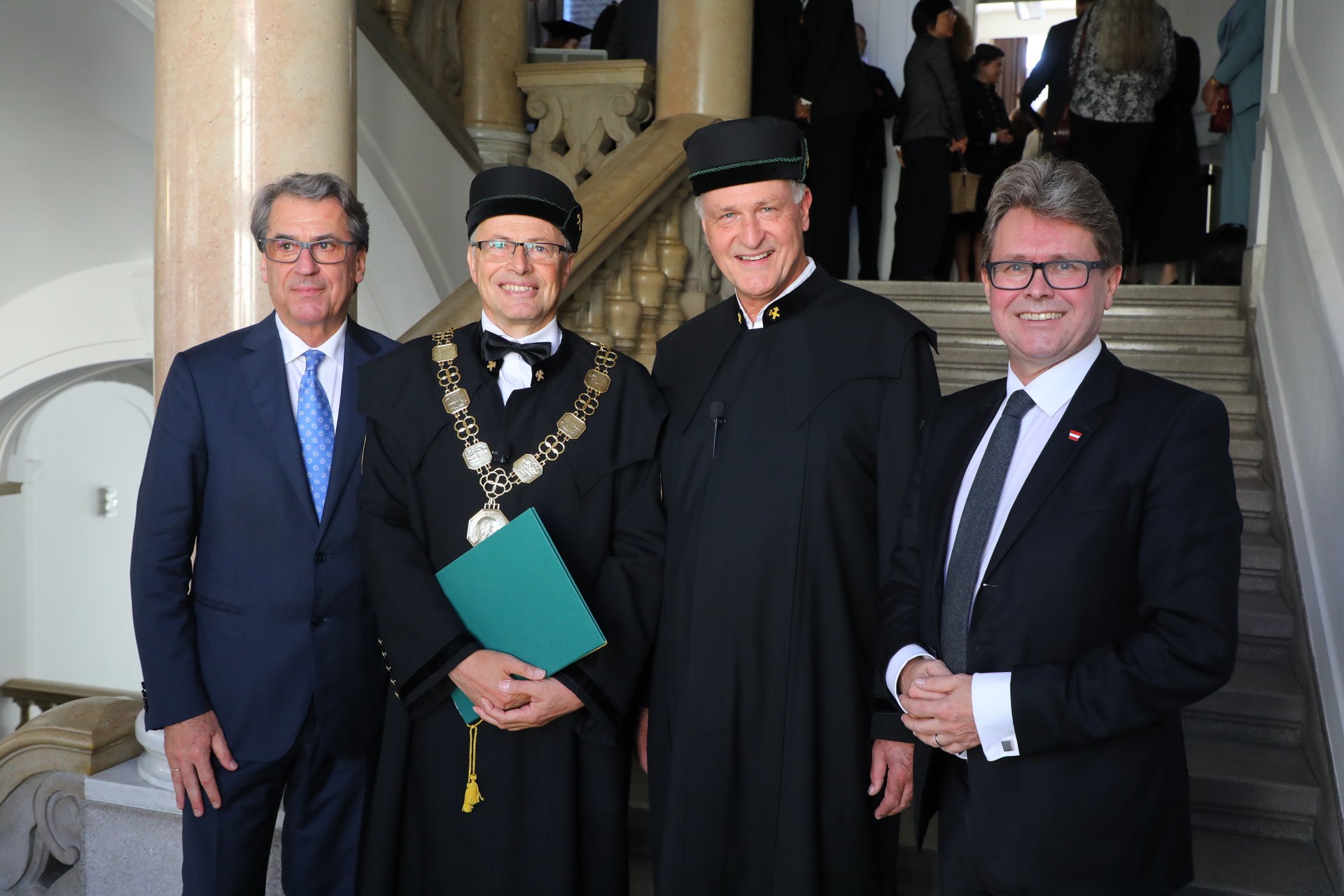 Universitätsratsvorsitzender Stefan Pierer, bisheriger Rektor Wilfried Eichlseder, neuer Rektor Peter Moser, Bundesminister Martin Polaschek (von links) bei der Inauguration [Fotocredit: Foto Freisinger]