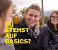 Studentinnen lächeln.