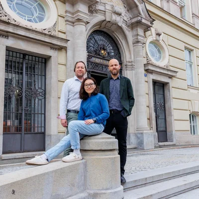 Das erfolgreiche Forscherteam v.l.: Dr. Martin Pischler (RHI), Xiangyun Shi, MSc, Univ.-Prof. Dr. David Misch (Copyright: MUL/Stöbbauer)