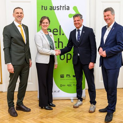 v.l.n.r.: von links: Thomas Prohaska (Vizerektor für Lehre und Internationales der Montanuniversität Leoben), Alison Grant (kanadische Botschafterin), Jens Schneider (Präsident von TU Austria und Rektor der TU Wien) und Horst Bischof (Rektor der TU Graz). Foto: © Matthias Heisler 