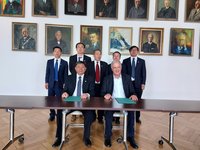Eine Delegation der University of Science and Technology Beijing besuchte die Montanuniversität Leoben. Vizerektor Peter Moser (vorne rechts) unterschrieb ein Memorandum of Understanding. 