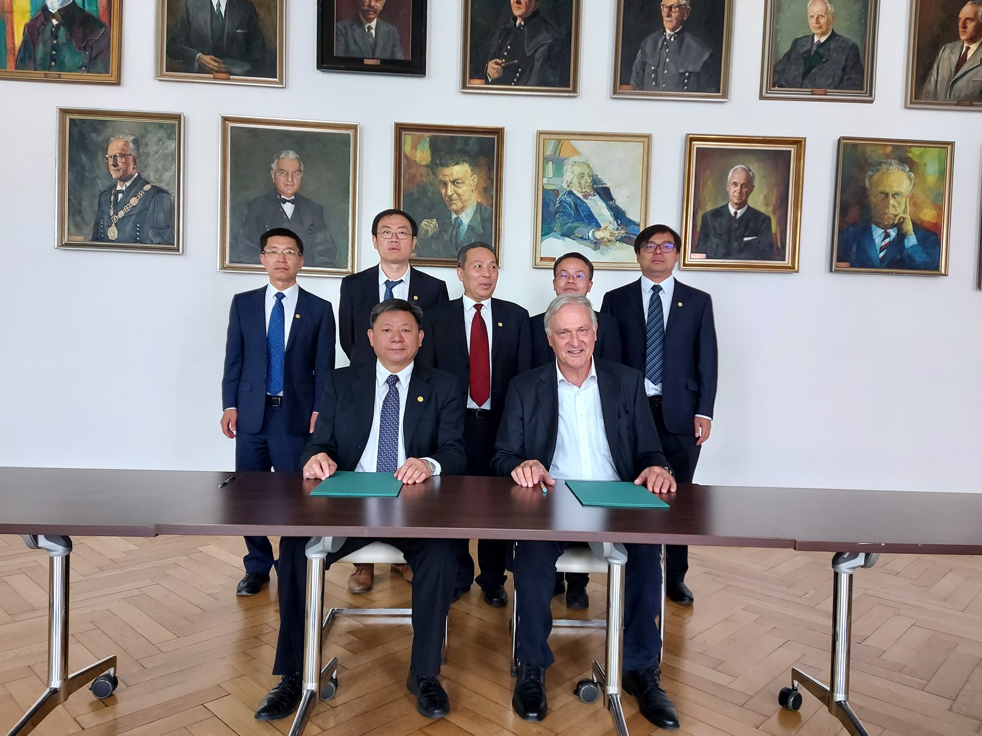 Eine Delegation der University of Science and Technology Beijing besuchte die Montanuniversität Leoben. Vizerektor Peter Moser (vorne rechts) unterschrieb ein Memorandum of Understanding.
