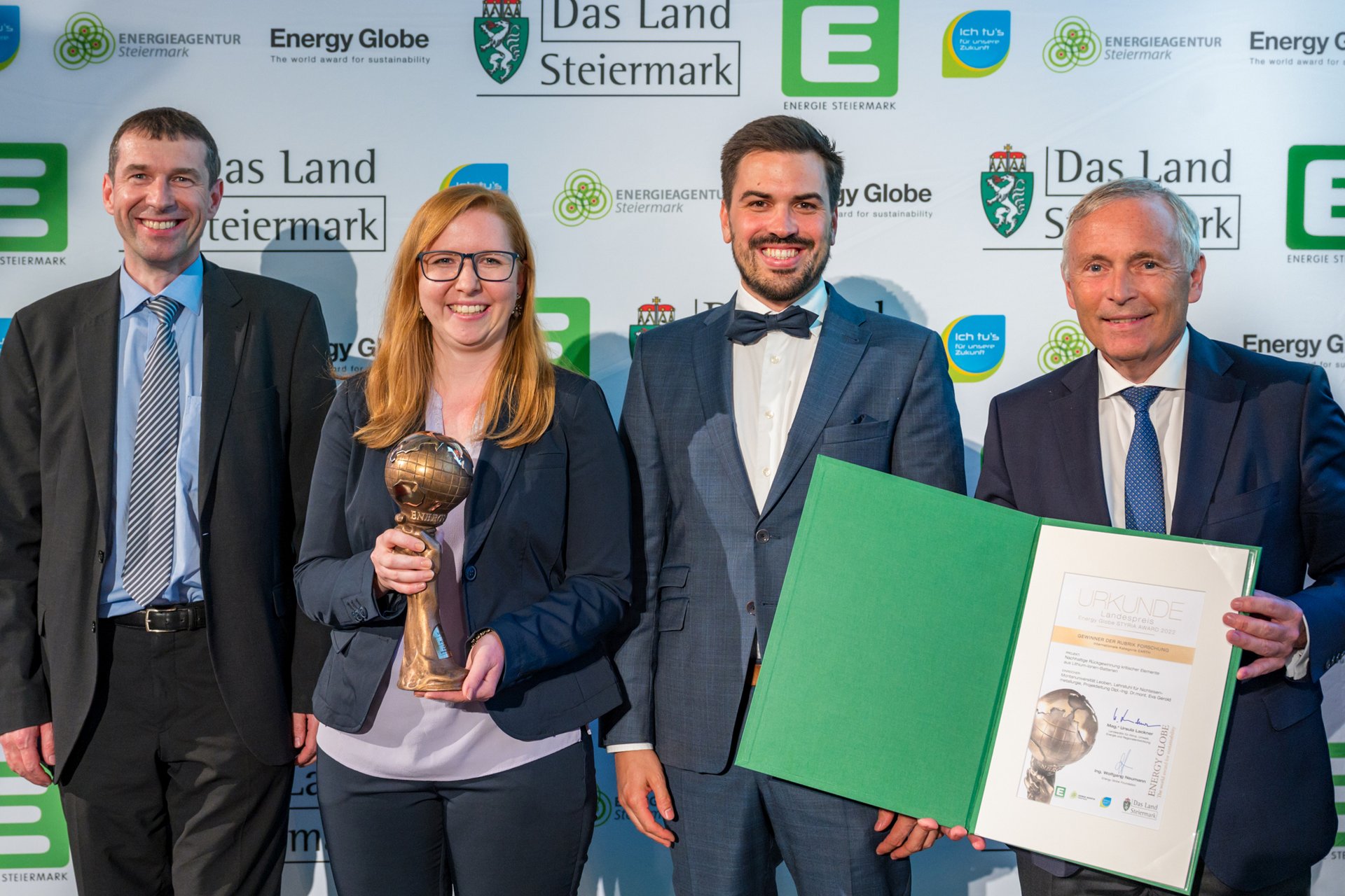 Die Gewinner des Energy Globe Styria Awards 2022 in der Rubrik Forschung vom Lehrstuhl für Nichteisenmetallurgie der Montanuniversität Leoben. v.l.: Univ.-Prof. Dr. Helmut Antrekowitsch, Dr. Eva Gerold, Matthias Honner (Montanuniversität Leoben). Christian Purrer (re., Energie Steiermark) überreicht die Urkunde.