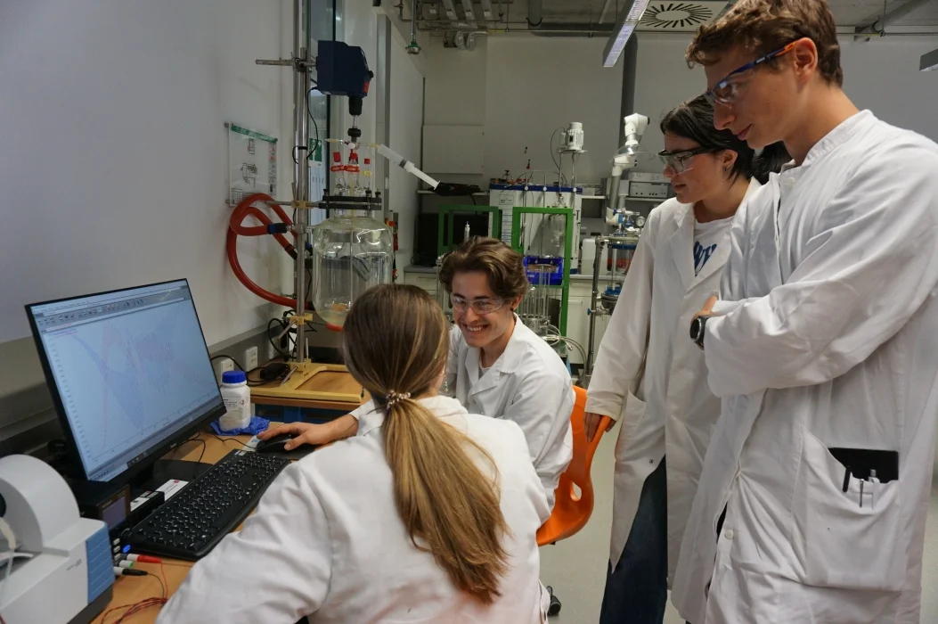 HTL Schüler*innen forschen im Labor HTL Schüler*innen im Labor