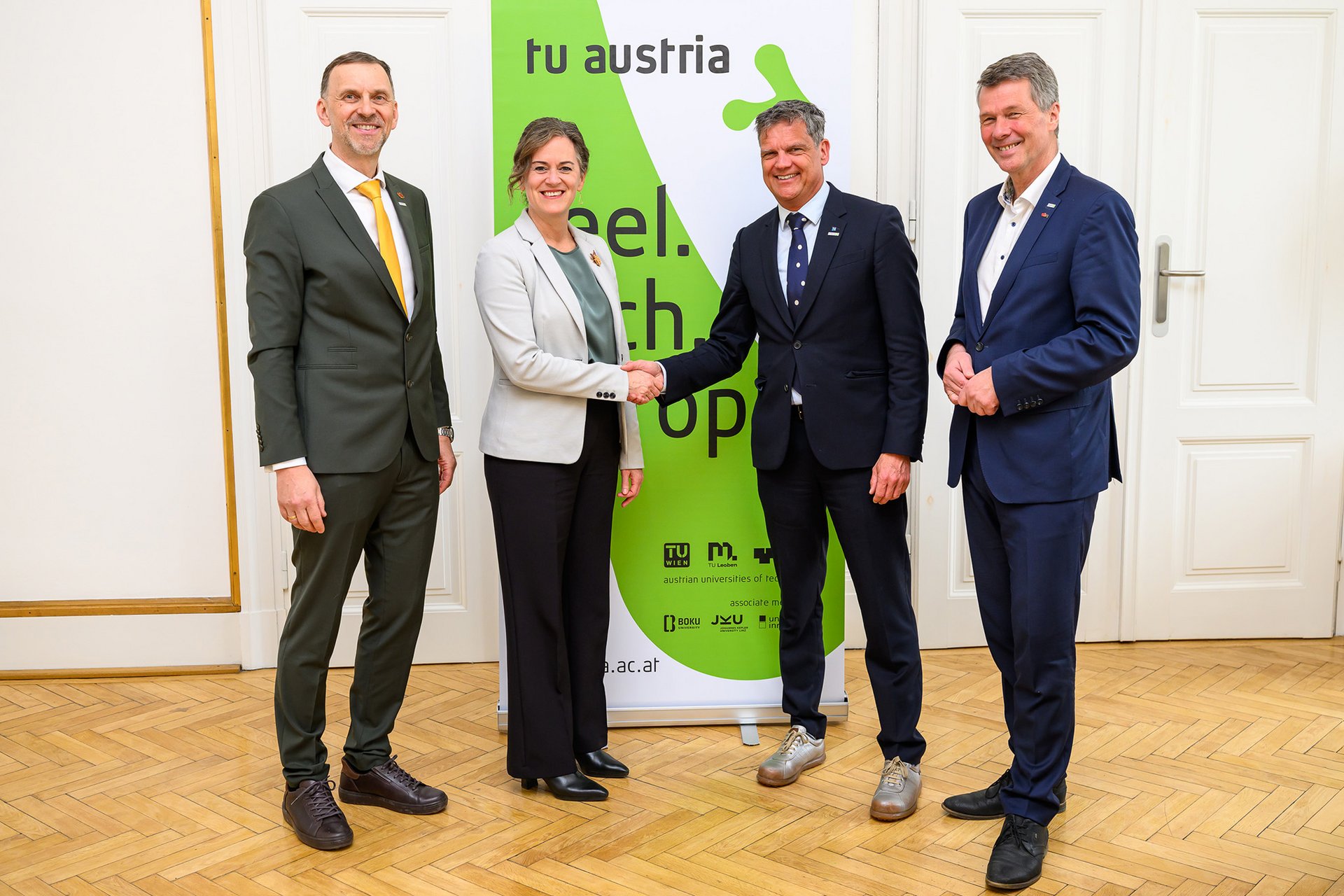 v.l.n.r.: von links: Thomas Prohaska (Vizerektor für Lehre und Internationales der Montanuniversität Leoben), Alison Grant (kanadische Botschafterin), Jens Schneider (Präsident von TU Austria und Rektor der TU Wien) und Horst Bischof (Rektor der TU Graz). Foto: © Matthias Heisler 