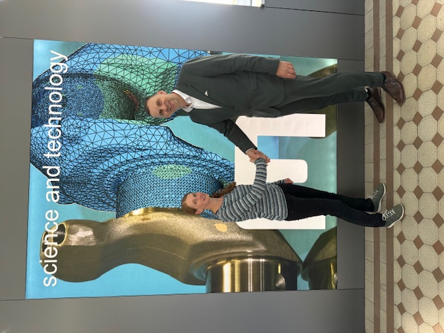 Dr. Eva Caspari gemeinsam mit Vizerektor Thomas Prohaska bei der Übergabe des Habilitationsbescheids. Foto: © MUL