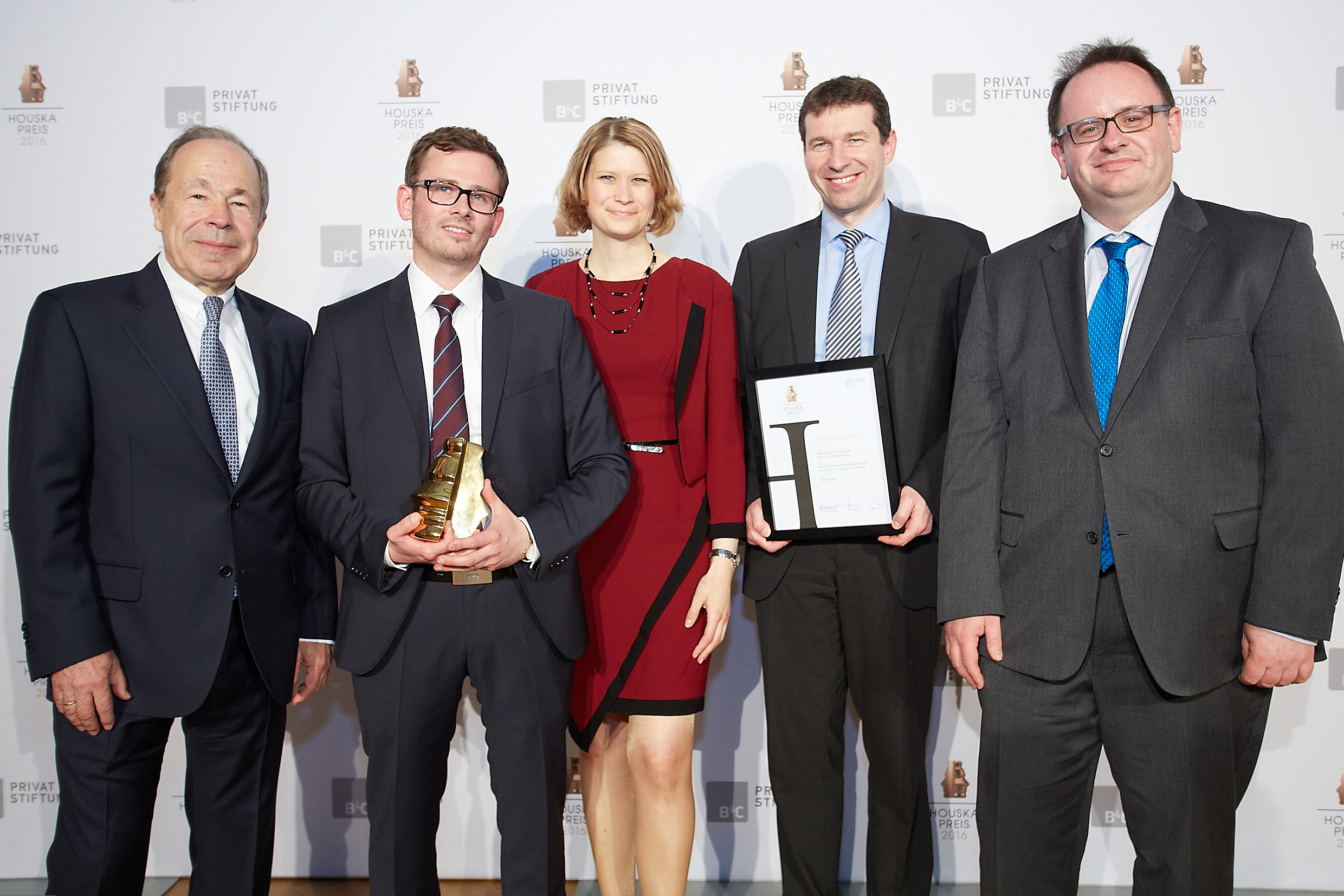  Bei der Preisverleihung v.l.n.r.: Dr. Erich Hampel, Stiftungsvorsitzender B&C, Ass.-Prof. Dr. Stefan Pogatscher, Dipl.-Ing. Dr.mont. Marion Werinos, Univ.-Prof. Dr. Helmut Antrekowitsch, Dipl.-Ing. Thomas Ebner (AMAG)