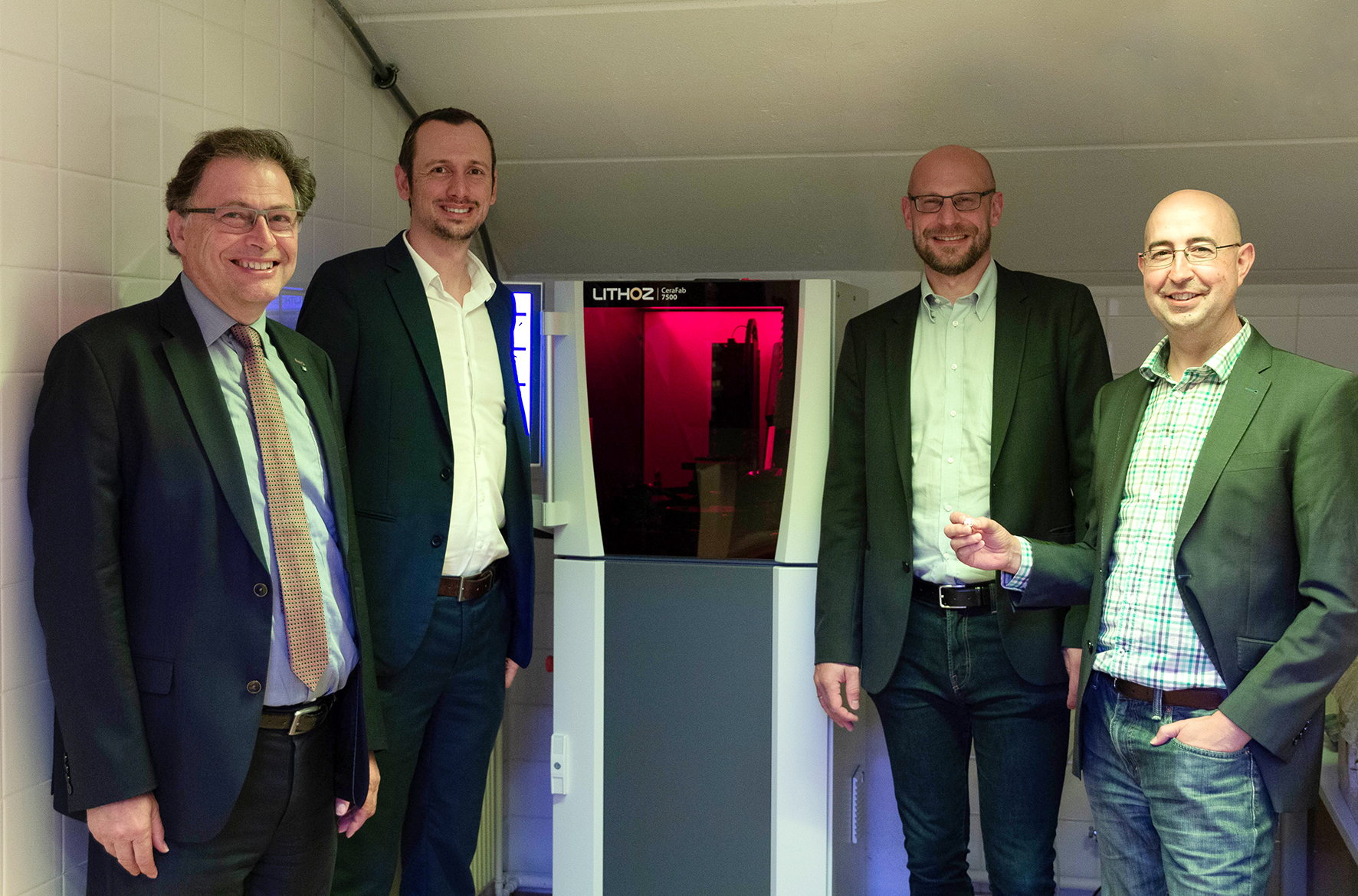 Gruppenfoto von der Übergabe des 3D-Druckers im Peter-Tunner-Gebäude mit von links Rektor Wilfried Eichlseder, Assoz.Prof. Dr. Thomas Grießer, Lithoz-CEO Dr. Johannes Homa, Univ.-Prof. Dr. Raul Bermejo Moratinos.